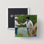 Ranchers die elkaar de hand schudden over de omhei vierkante button 5,1 cm (Voorkant /achterkant)