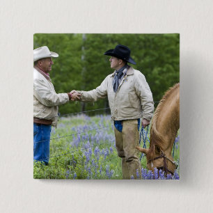Ranchers die elkaar de hand schudden over de omhei vierkante button 5,1 cm