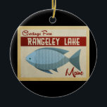 Rangeley Lake Maine Fish Vintage Travel Keramisch Ornament<br><div class="desc">Deze groeten uit het Rangeley Lake Maine vintage-reisontwerp voorzien van een leuke blauwe vis met rode accenten en een retro vibe uit de jaren zestig.</div>