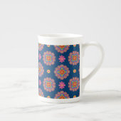 Rangoli Flowers Polka Dots on Blue Bone China Mok (Rechts)
