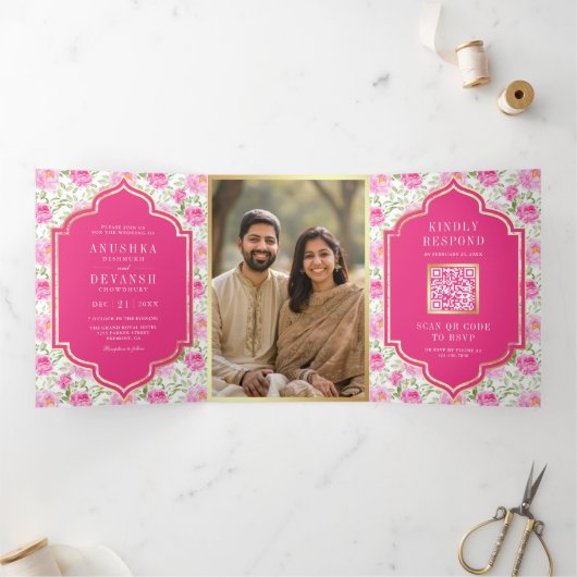 Rani roze bloemenpatroon QR-code Indiase bruiloft Drieluik Uitnodiging (Binnen)