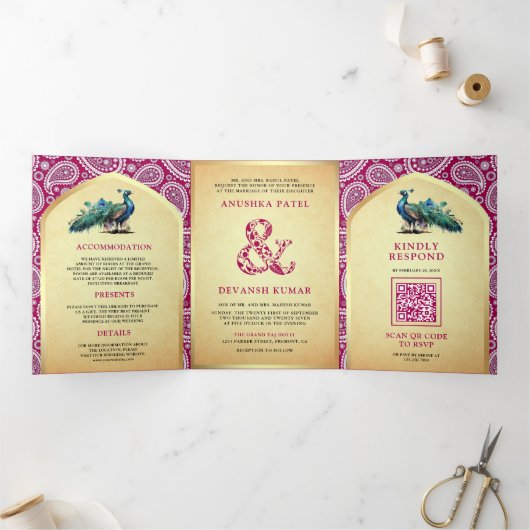 Rani Roze Paisley Indiase Peacock QR Code Bruiloft Drieluik Uitnodiging (Binnen)