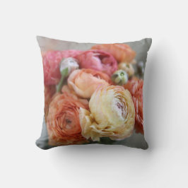 ranunculus bloemen in warme schoppen werpen kussen