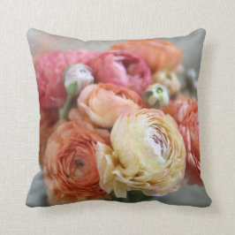 ranunculus bloemen in warme schoppen werpen kussen