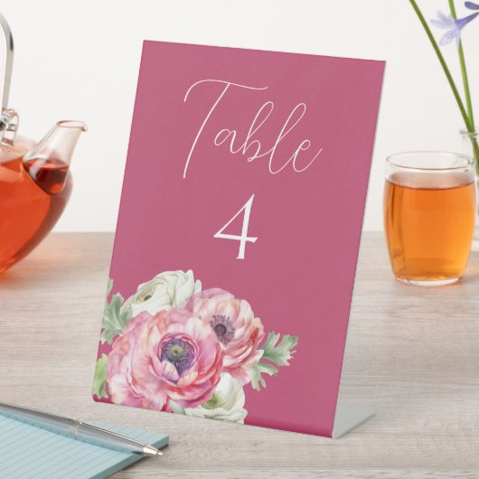 Ranunculus Wedding Table Number op Roze Reclamebord Met Voetstuk (Insitu)