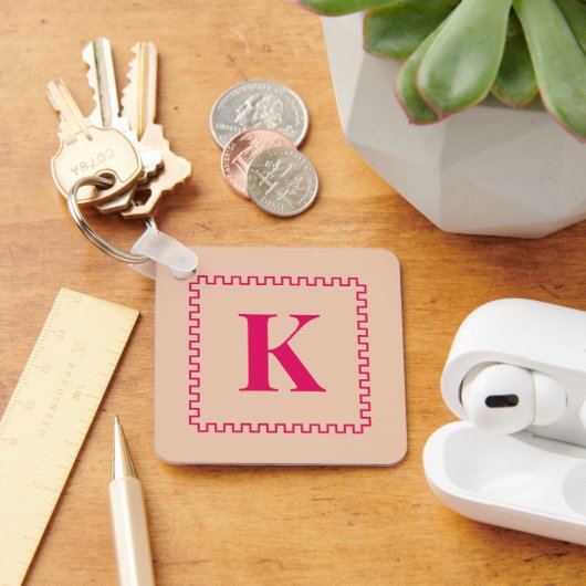 Raspberry and Desert Sand Square Border Monogram Sleutelhanger (Bureau)