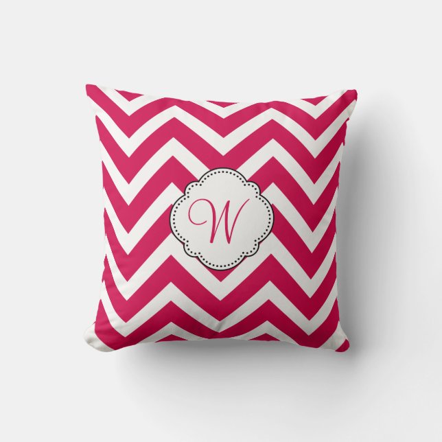 Raspberry Chevron Stripes met Custom Monogram Kussen (Voorkant)