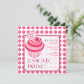 Raspberry Cupcake Birthday Party Invitation Kaart (Staand voorkant)