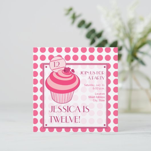 Raspberry Cupcake Birthday Party Invitation Kaart (Staand voorkant)