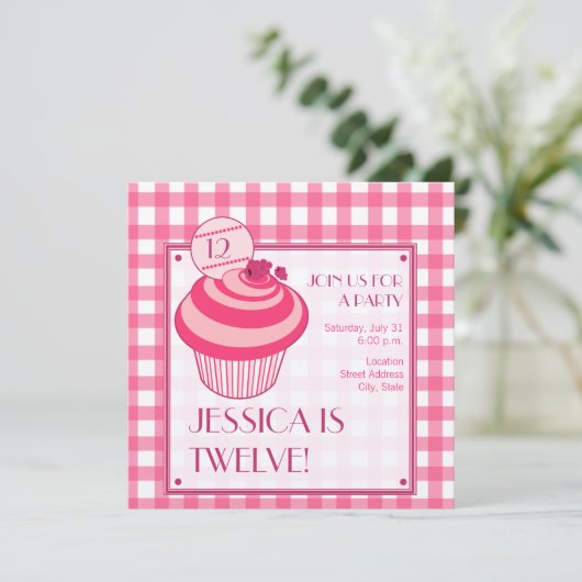Raspberry Cupcake Birthday Party Invitation Kaart (Staand voorkant)
