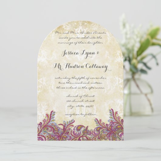 Raspberry Paisley Damask Wedding Invitations Kaart (Staand voorkant)