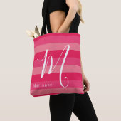 Raspberry Pink Strepen Aangepaste Monogram Naam Tote Bag (Dichtbij)