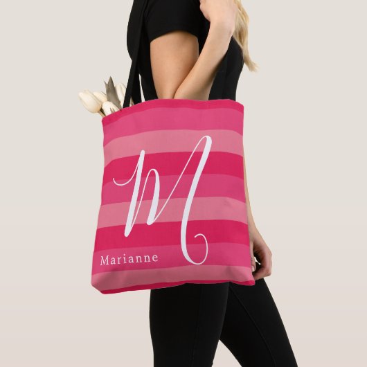 Raspberry Pink Strepen Aangepaste Monogram Naam Tote Bag (Dichtbij)