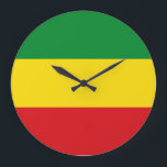 Rastafarian Flag Rasta Ethiopian Grote Klok<br><div class="desc">Rode, groene en gele kleuren vertegenwoordigen de vlag van het Rastafarianisme, maar zijn ook een vlag van Ethiopië. Hier is een Rasta-cadeau van hoge kwaliteit en een geweldig design voor alle rastafariërs. Bezoek onze winkel om meer coole Rasta-cadeautjes en andere cadeauideeën van wereldvlaggen te vinden.</div>