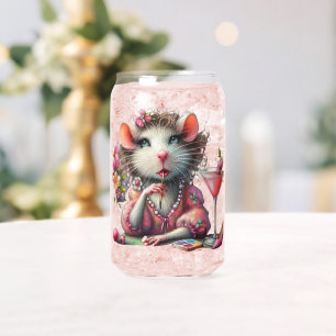 rat dame met een martini overweegt blikvorm glas