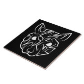 Rat met zwarte en witte tribale tegeltje (Zijkant)