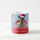 Rat Terrier Dog in Snow, die met Kerstmis rondloop Koffiemok (Center)