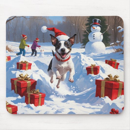 Rat Terrier rent in de sneeuw met kerstmuts Muismat (Voorkant)