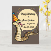 Ratelslang draagt verjaardagsslang pet cartoon kaart (Gele Bloem)