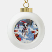 Rattenterriër loopt in de sneeuw met kerst Pet Keramische Bal Ornament (Voorkant)