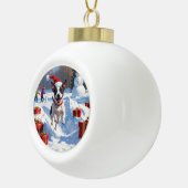 Rattenterriër loopt in de sneeuw met kerst Pet Keramische Bal Ornament (Rechts)