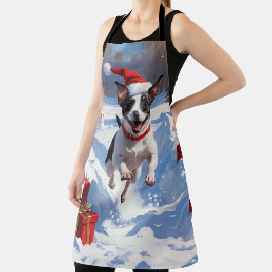 Rattenterriër loopt in de sneeuw met kerst Pet Schort (Insitu)