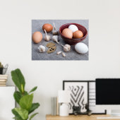 Rauwe eieren, knoflook en specerijen in de keuken poster (Thuiskantoor)