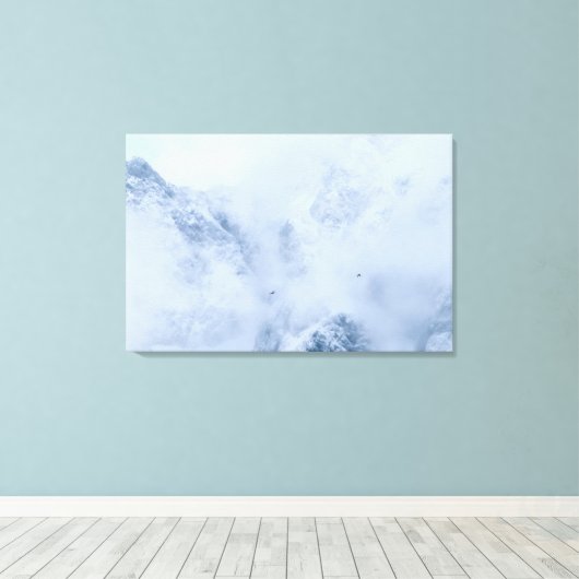 Raven, besneeuwde bergen en wolken canvas afdruk (Insitu (Houten vloer))