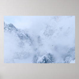 Raven, besneeuwde bergen en wolken poster