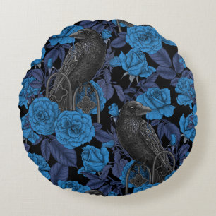 Raven en blauwe rozen rond kussen