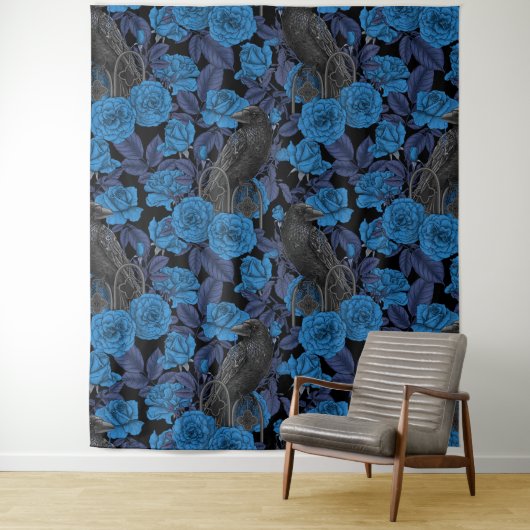 Raven en blauwe rozen wandkleed (In situ)