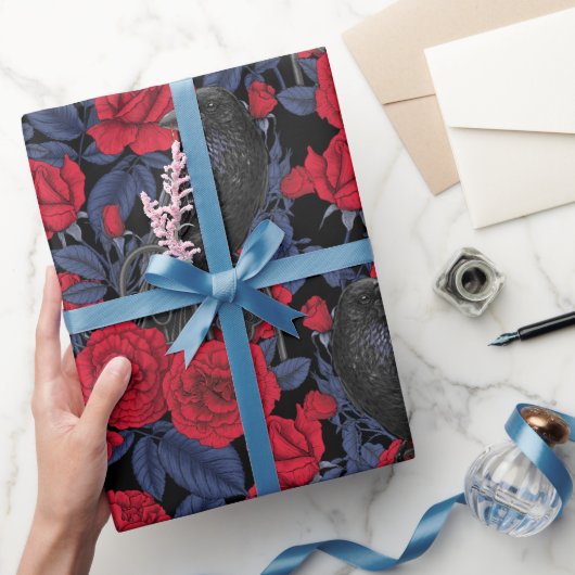 Raven en rozen met donkerblauwe bladeren cadeaupapier (Geschenken)