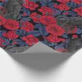 Raven en rozen met donkerblauwe bladeren cadeaupapier (Hoek)