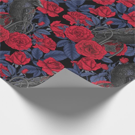 Raven en rozen met donkerblauwe bladeren cadeaupapier (Hoek)