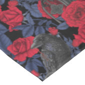 Raven en rozen met donkerblauwe bladeren tafelkleed (Gekanteld)