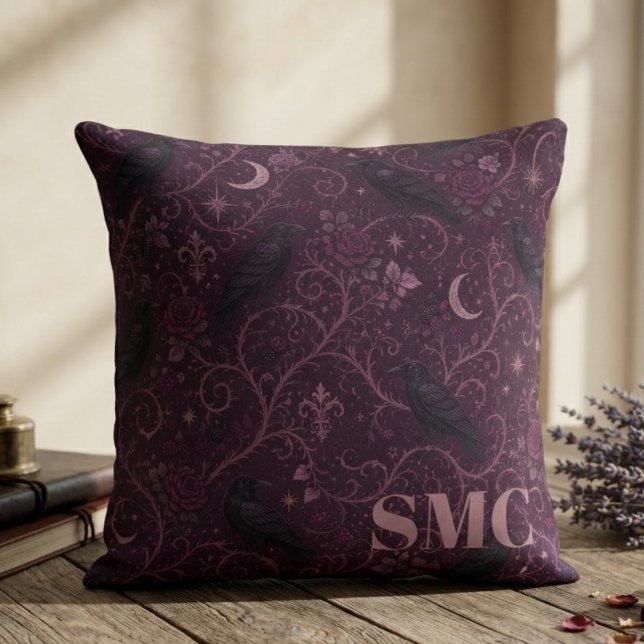 Raven Gotische Stemming Plum Kussen (Plum raven throw pillow for dark academia fans styling a moody reading nook.)