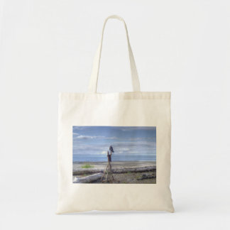Raven kijkt uit naar een zee-waszak. tote bag