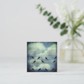 Raven met skeletsleutel en vogels zitten op draad vierkante visitekaartje (Staand voorkant)