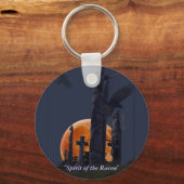 Raven, Moon & Totem Poles in Graveyard Sleutelhanger (Voorkant)