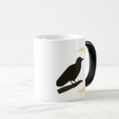 Raven on a branch watching the moon magische mok (Voorkant rechts)