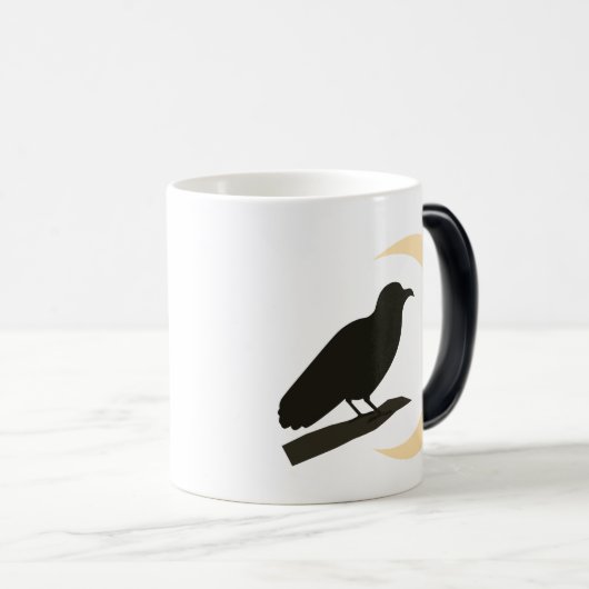 Raven on a branch watching the moon magische mok (Voorkant rechts)