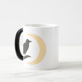 Raven on a branch watching the moon magische mok (Voorkant links)