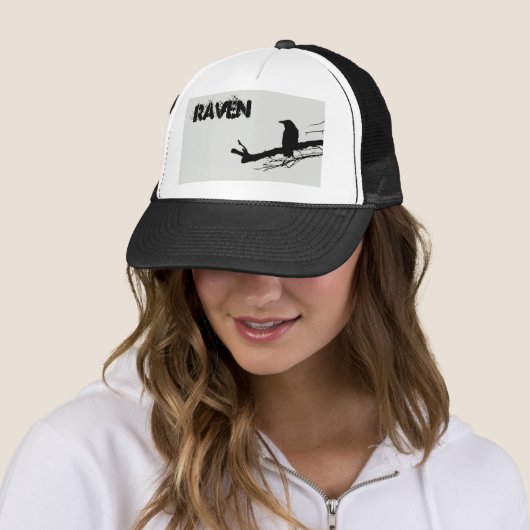 Raven op de Boom Zwart-wit Trucker Pet (In situ)