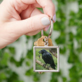 Raven op een tak met sleutel sleutelhanger (Hand)