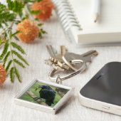 Raven op een tak met sleutel sleutelhanger (Zijkant)