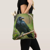 Raven op een tak tote bag (Dichtbij)