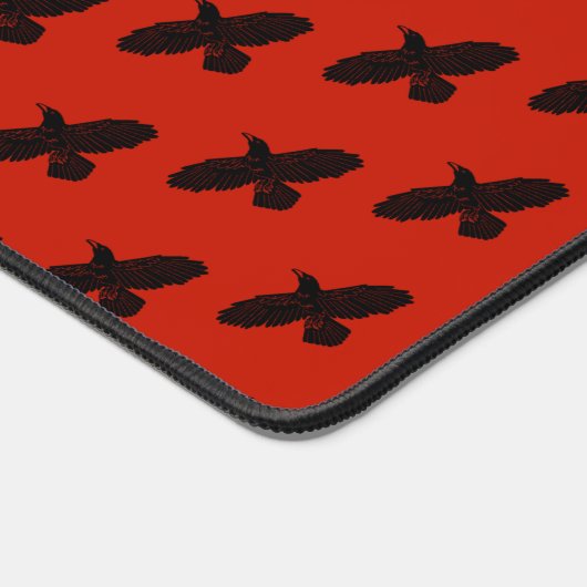 Raven op rood bureaumat (Hoek)