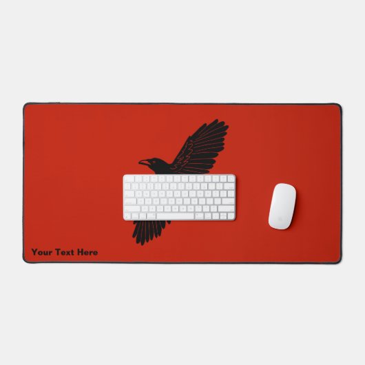 Raven op rood bureaumat (Keyboard & Muis)