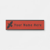 Raven op rood deurbordje (Voorkant)