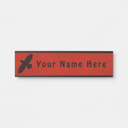 Raven op rood deurbordje (Voorkant)